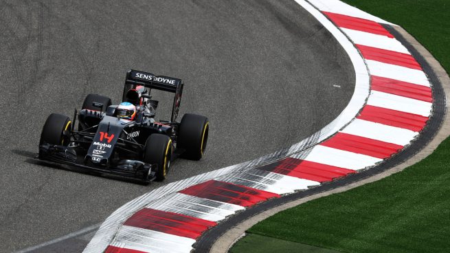 Fernando Alonso subido al MP4-31 de McLaren-Honda en China (Getty)