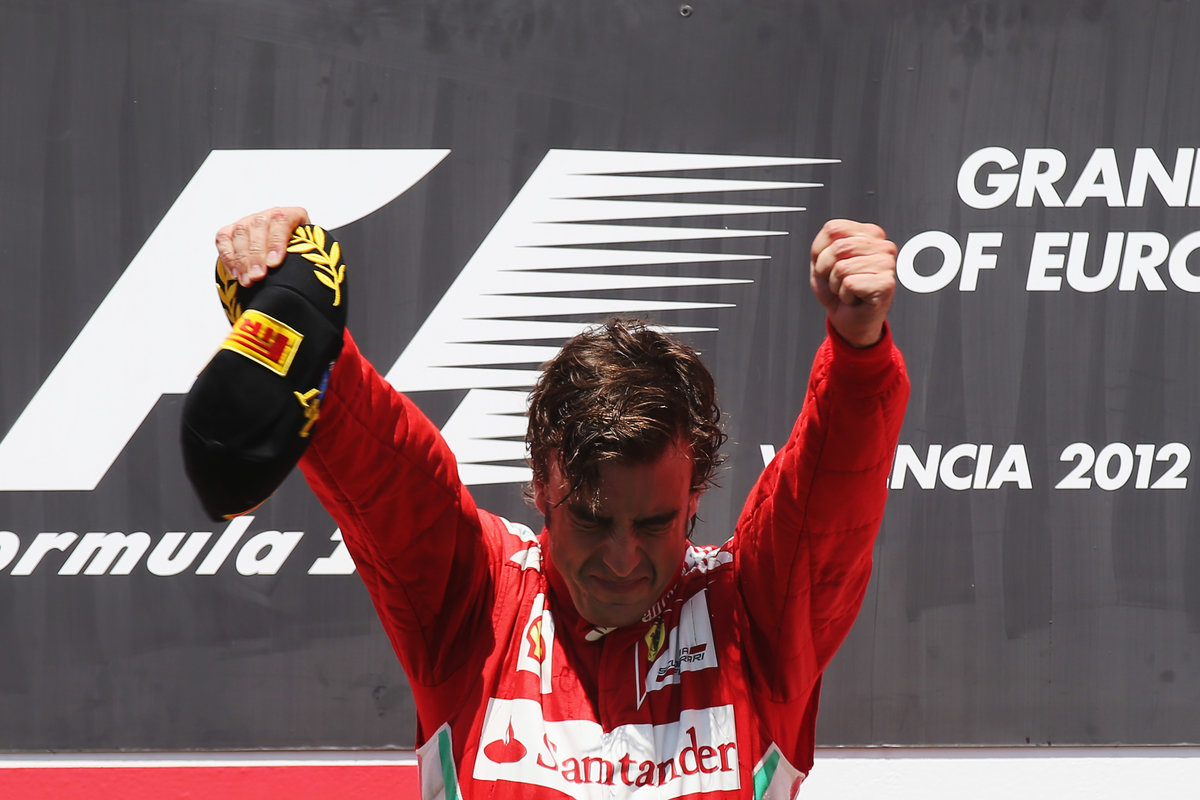 Fernando Alonso celebra su victoria en Valencia 2012 con Ferrari. (Getty)