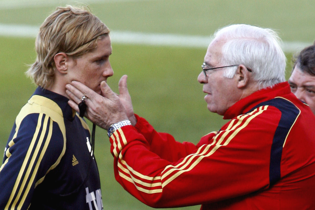 Luis Aragonés motiva a Torres en un entrenamiento con La Roja. (AFP)