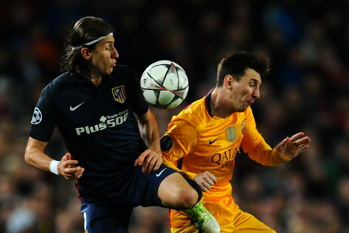 Filipe Luis, en una acción con Leo Messi. (Getty)