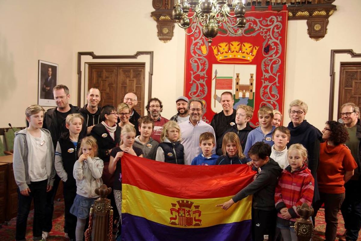 El alcalde de Zamora posa con la bandera republicana en la sala de plenos. (Foto: Facebook de Francisco Guarido)