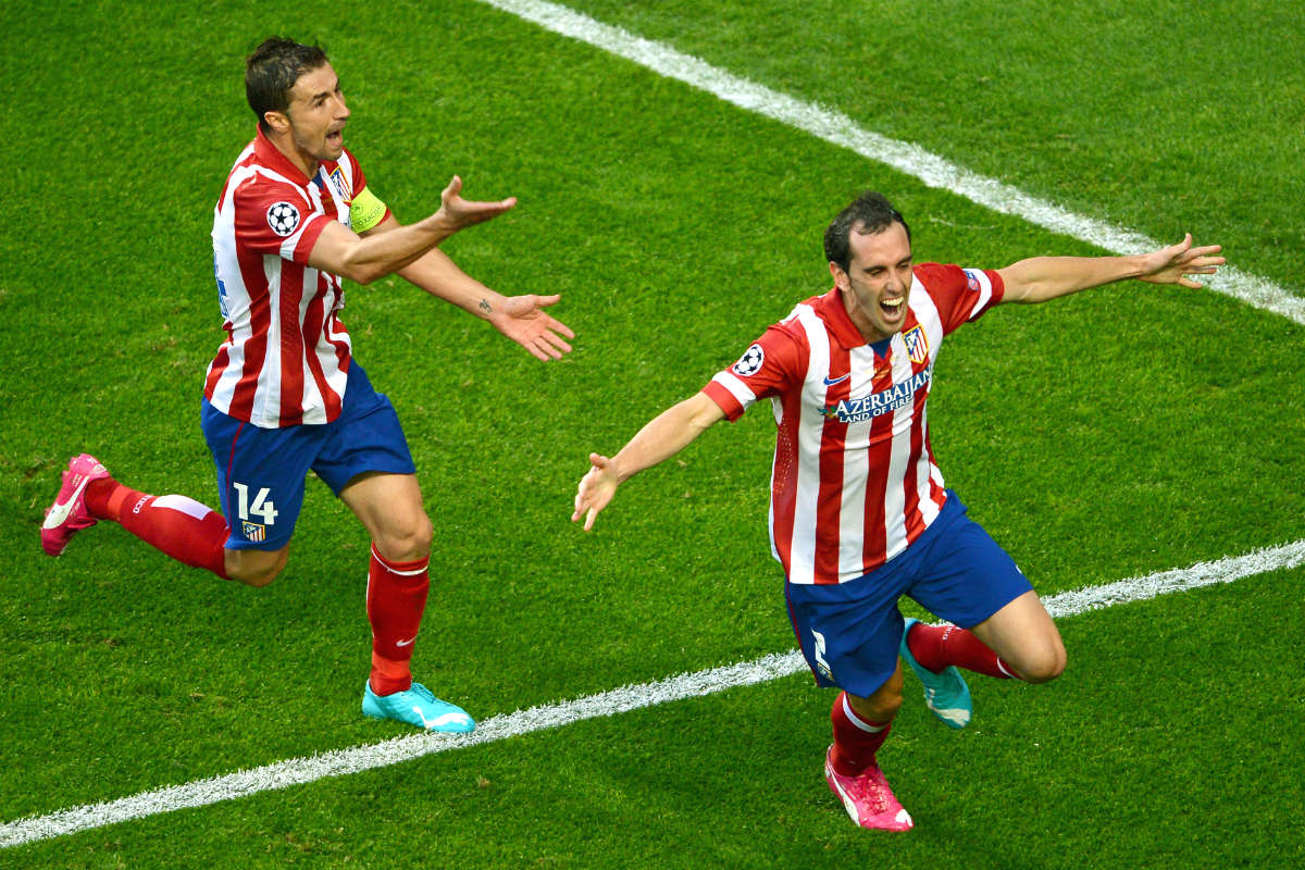 Gabi y Godín celebran el gol del Atlético en la final de Lisboa. (Getty)