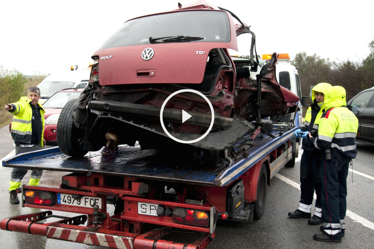 Una grúa retira el coche con matrícula francesa en el que viajaban los cinco jóvenes que murieron (Foto: Efe).