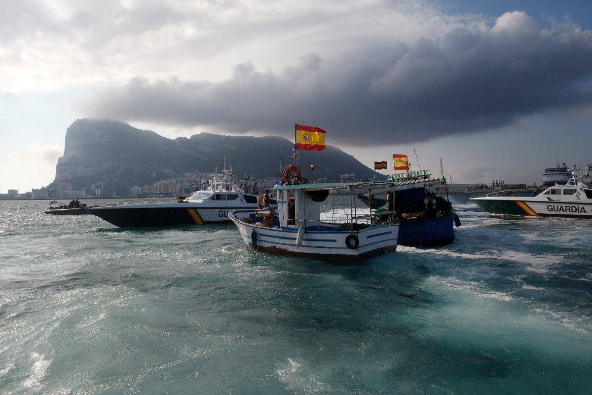 Pesqueros españoles protegidos por patrulleras de la Guardia Civil ante e,l acoso de los agentes de Gibraltar. (Getty)