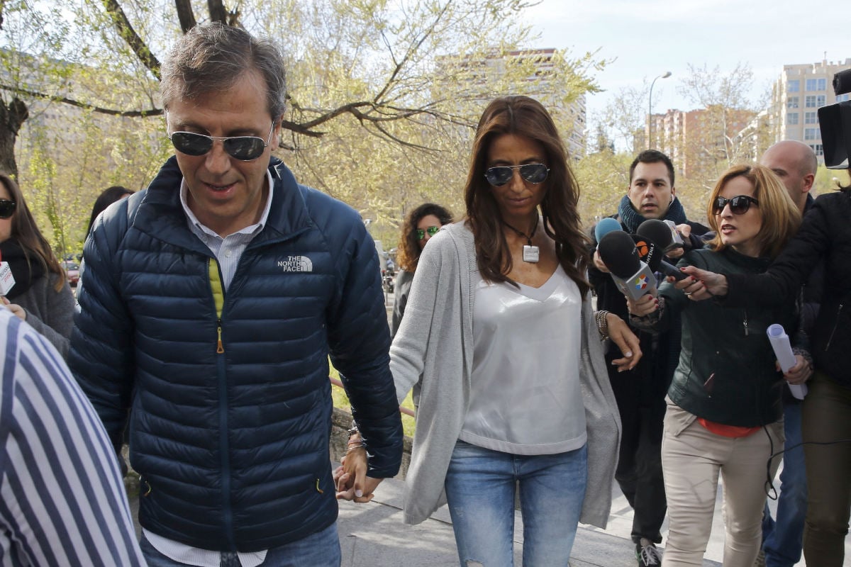 El periodista deportivo Paco González y su mujer, a su llegada a la Audiencia de Madrid para prestar declaración al comienzo de la causa. (Foto: EFE)