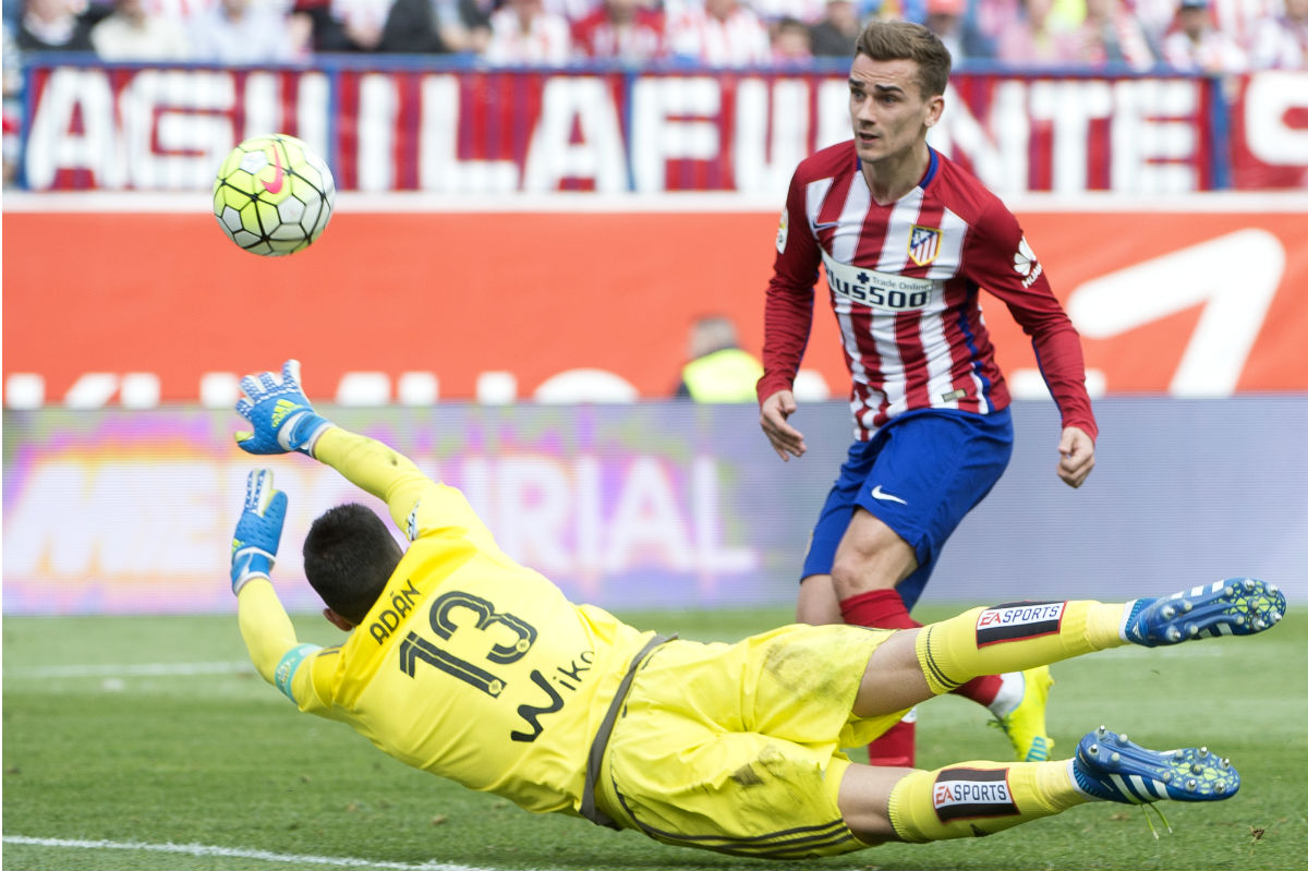 Griezmann marca ante la salida de Adán. (AFP)