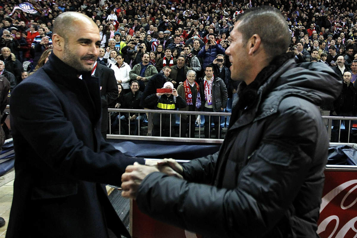 Guardiola y Simeone se saludan en un partido de Liga. (Getty)