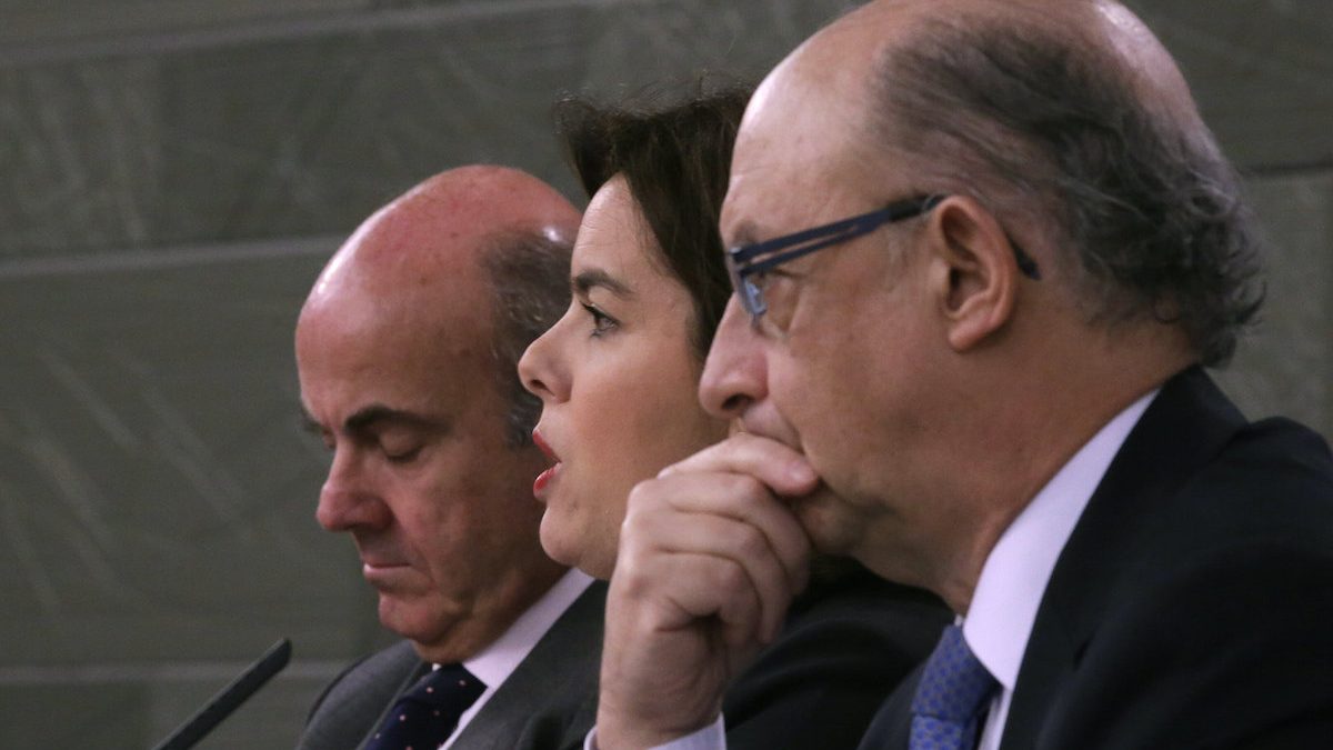 Luis de Guindos, Soraya Sáenz de Santamaría y Cristóbal Montoro (Foto: EFE).