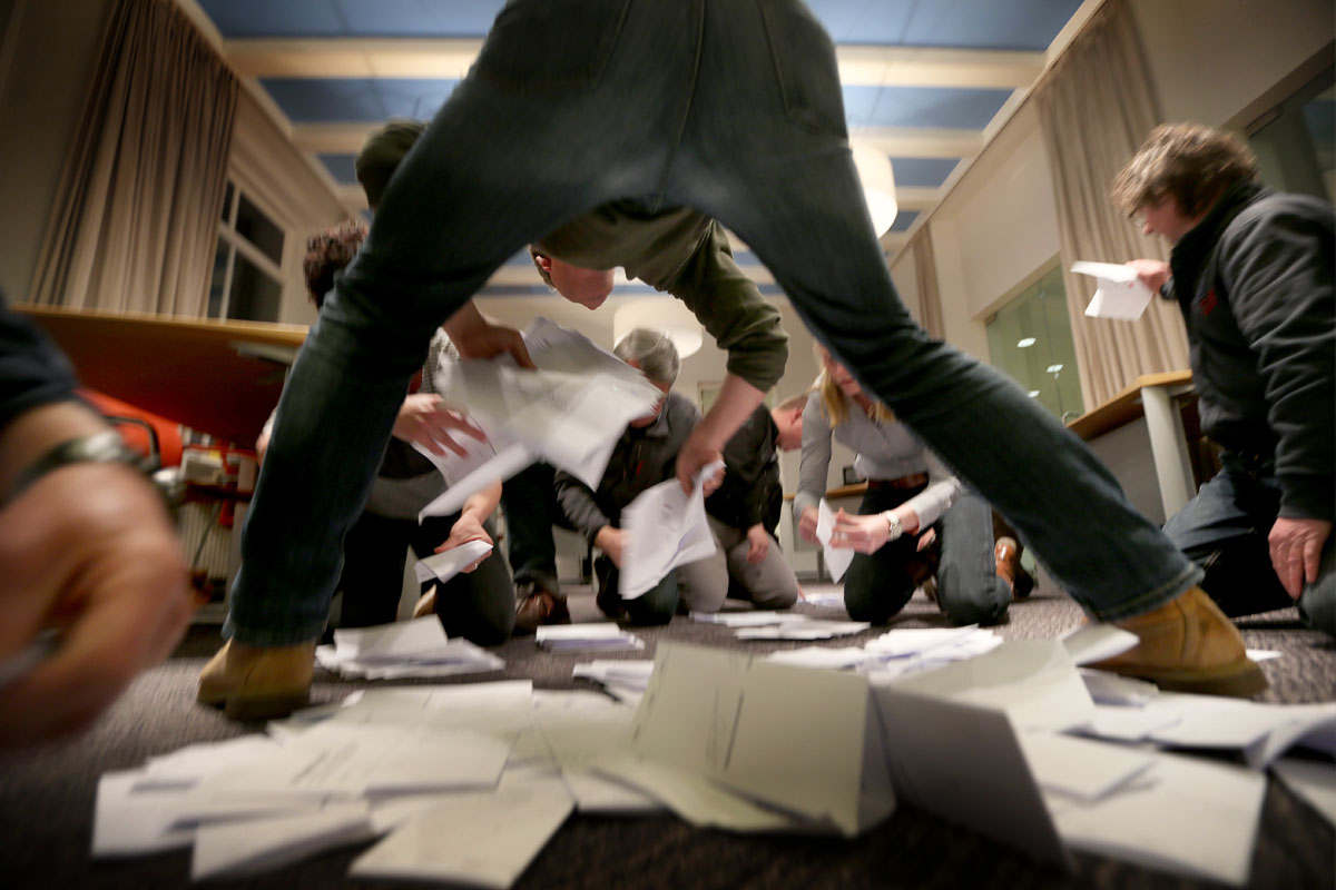 Escrutinio del referéndum holandés. (Foto: AFP)