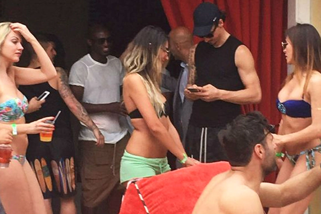 Ibrahimovic consulta su móvil rodeado de chicas en bikini. (Expressen)
