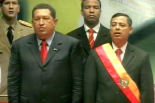 Hugo Chávez junto a su entonces ministro Rafael Isea.