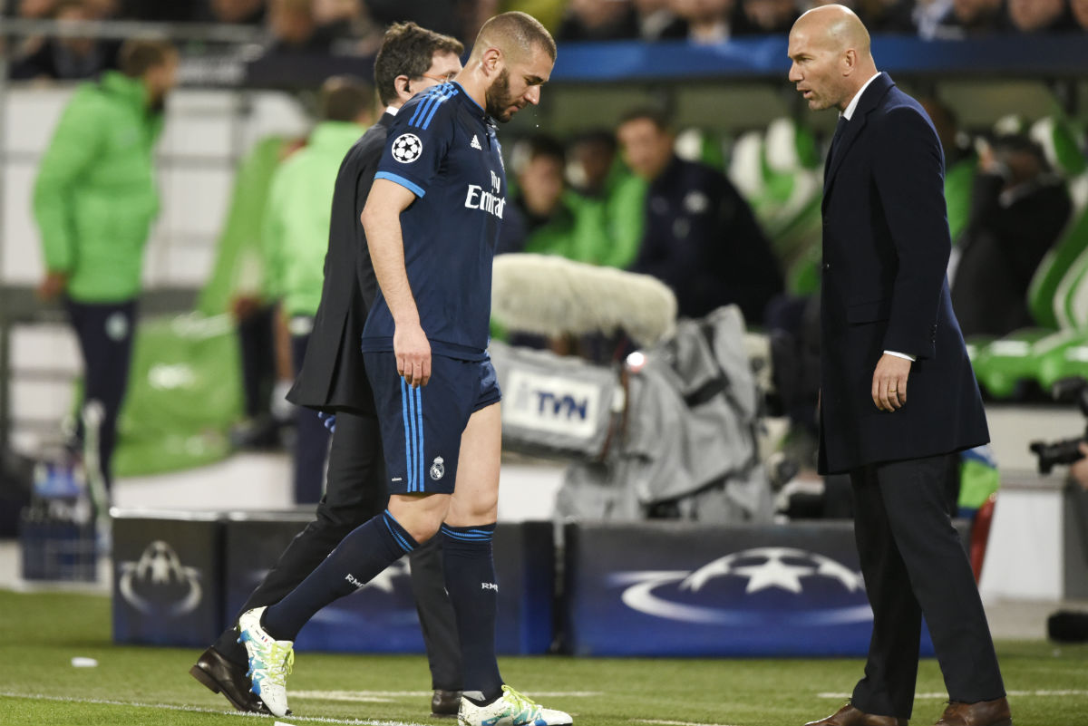 Benzema se retira lesionado en presencia de Zidane. (Reuters)