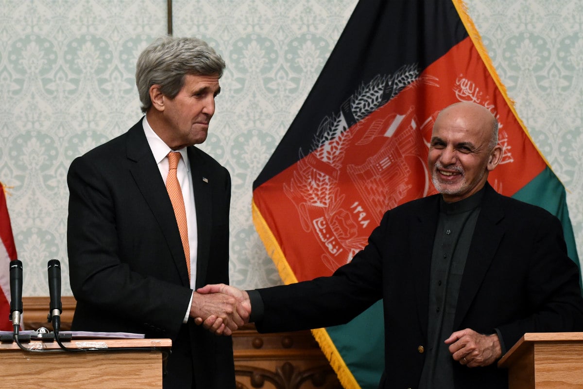 John Kerry estrecha la mano del presidente afgano Ashraf Ghani. (AFP)