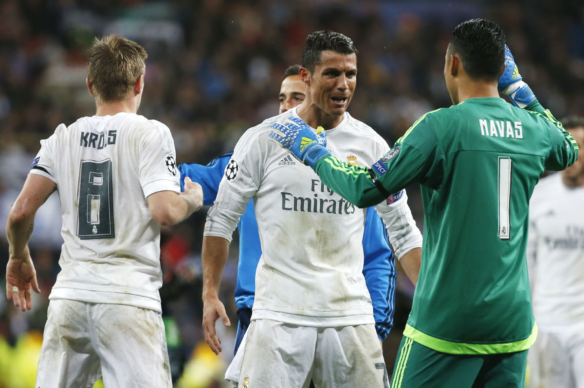 Keylor Navas se abraza a Cristiano Ronaldo.(Reuters)