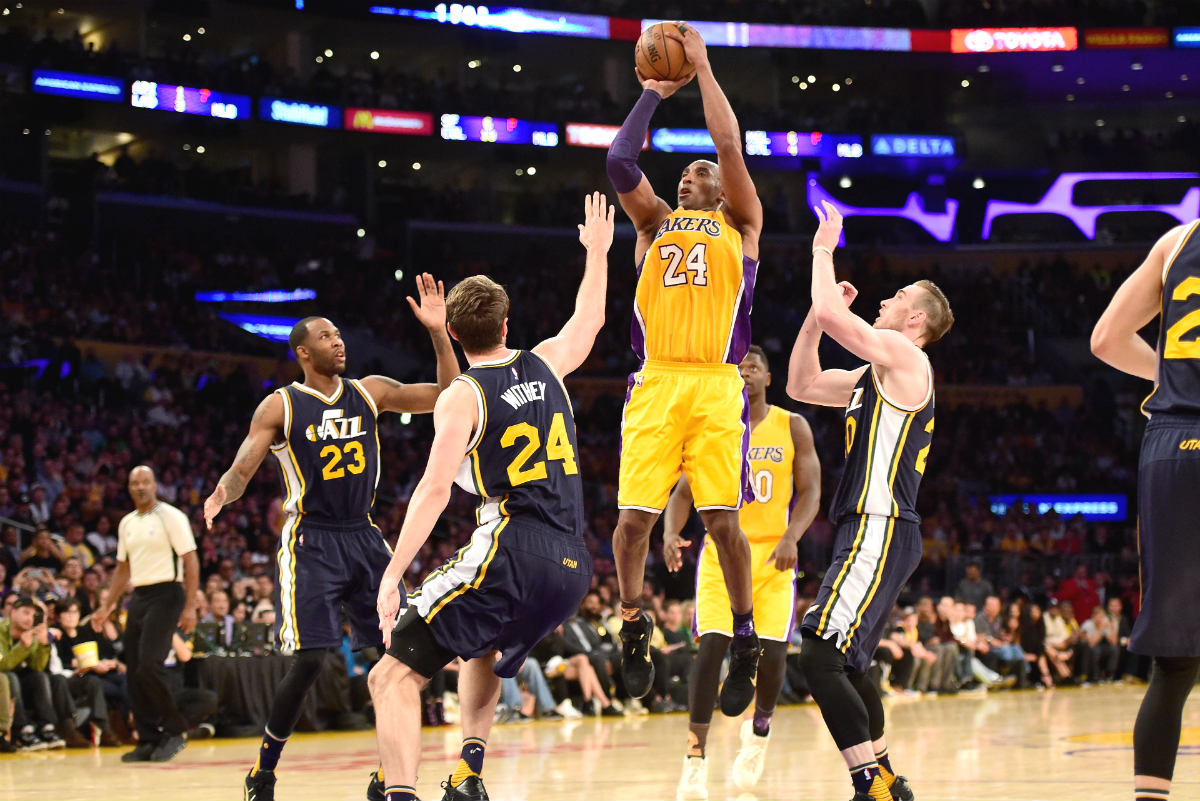 Kobe Bryant anota una canasta ante los Jazz. (Getty)