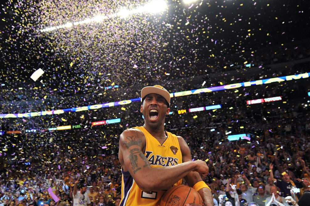 Kobe Bryant celebra su último anillo de campeón de la NBA en 2010. (AFP)