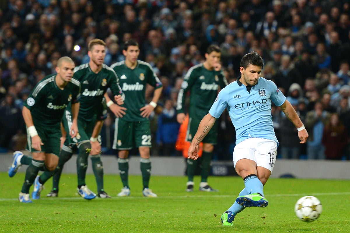 Kun Agüero marca de penalti ante el Madrid en el Etihad. (Getty)