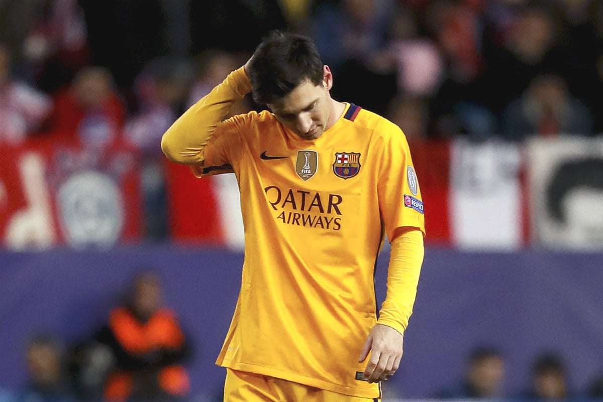 Messi, con gesto abatido en el Calderón. (EFE)