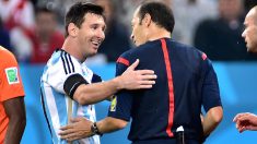 Leo Messi charla con su amigo Çakir en la final del Mundial. (AFP)