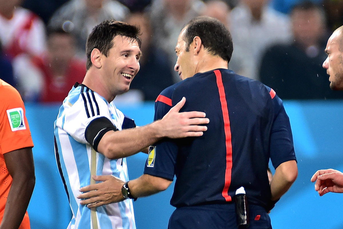 Leo Messi charla con su amigo Çakir en la final del Mundial. (AFP)