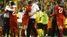 Los jugadores del Liverpool y Klopp celebran el pase. (Reuters)