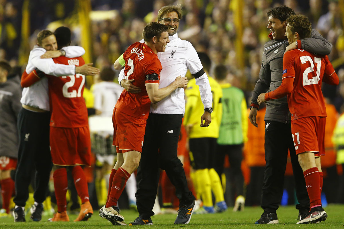 Los jugadores del Liverpool y Klopp celebran el pase. (Reuters)