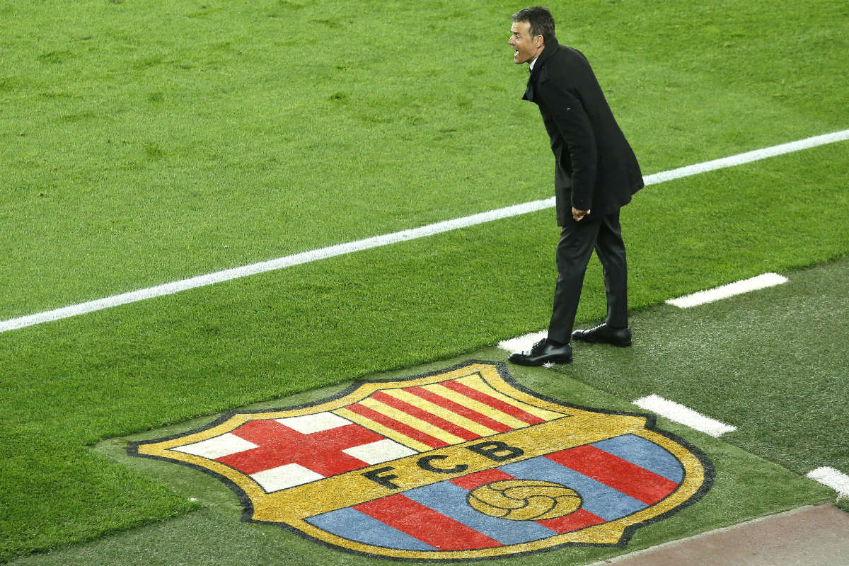 Luis Enrique da instrucciones a sus jugadores en el Clásico. (AFP)