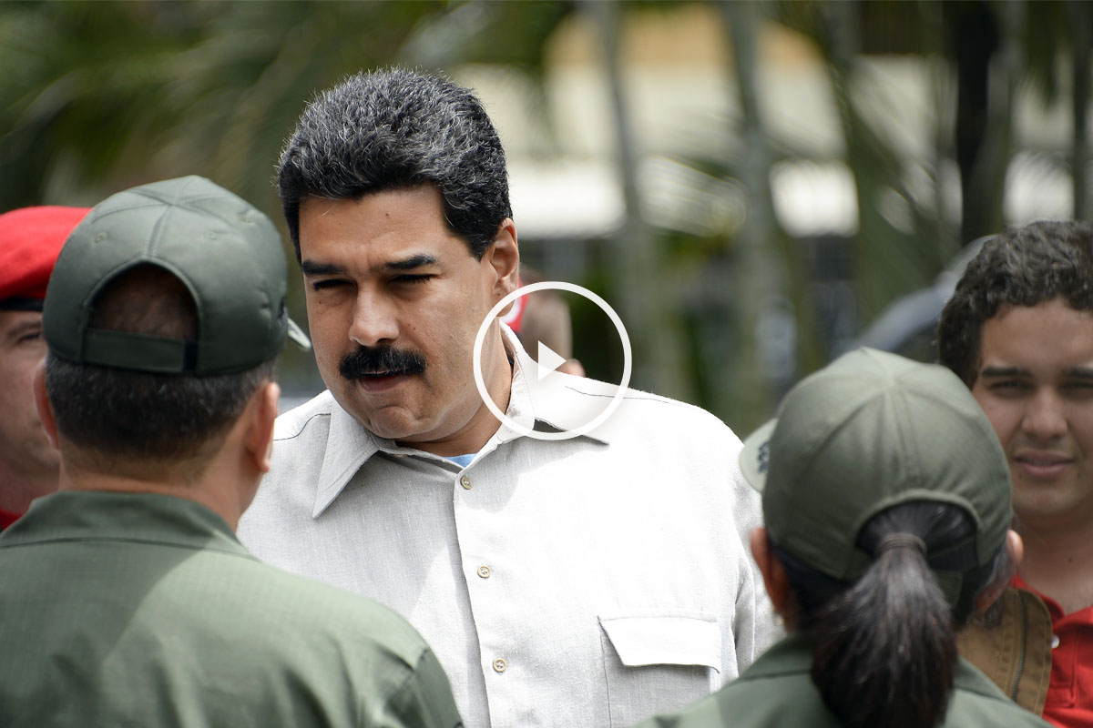 Nicolás Maduro saludando a miembros del Ejército. (Foto: AFP)