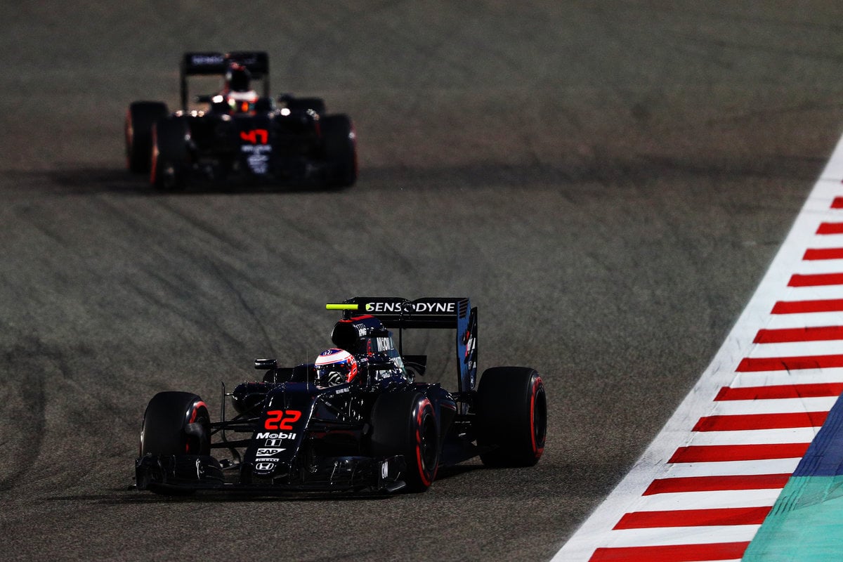 Los dos McLaren-Honda rodando en Bahrein (Getty)