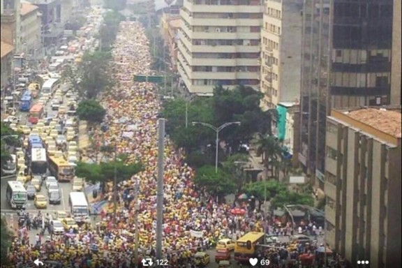 Las calles de Medellin llenas de 80.000 uribistas. (OKD)