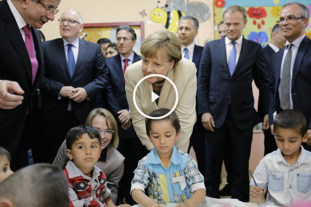 Davutoglu (izqda.), Merkel y Tusk (dcha.) en Gaziantep con niños refugiados. (AFP)