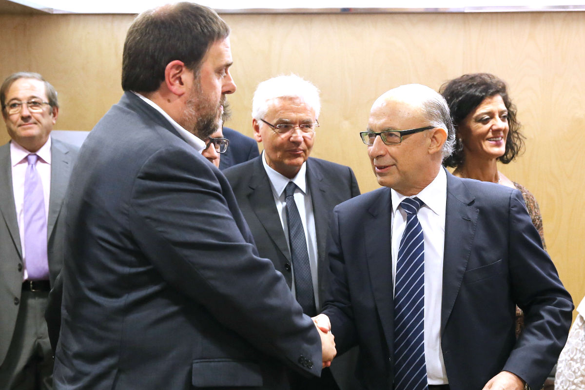 Oriol Junqueras y Cristóbal Montoro se saludan en el Consejo de Política Fiscal (Foto: Efe).