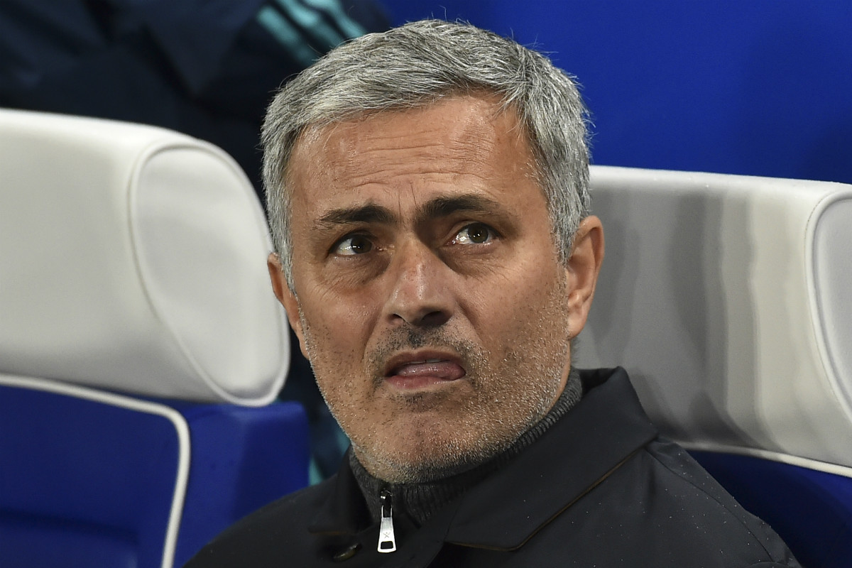 José Mourinho, con gesto preocupado durante un partido con el Chelsea. (AFP)