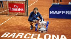 Nadal posa con su noveno título en el Godó. (EFE)
