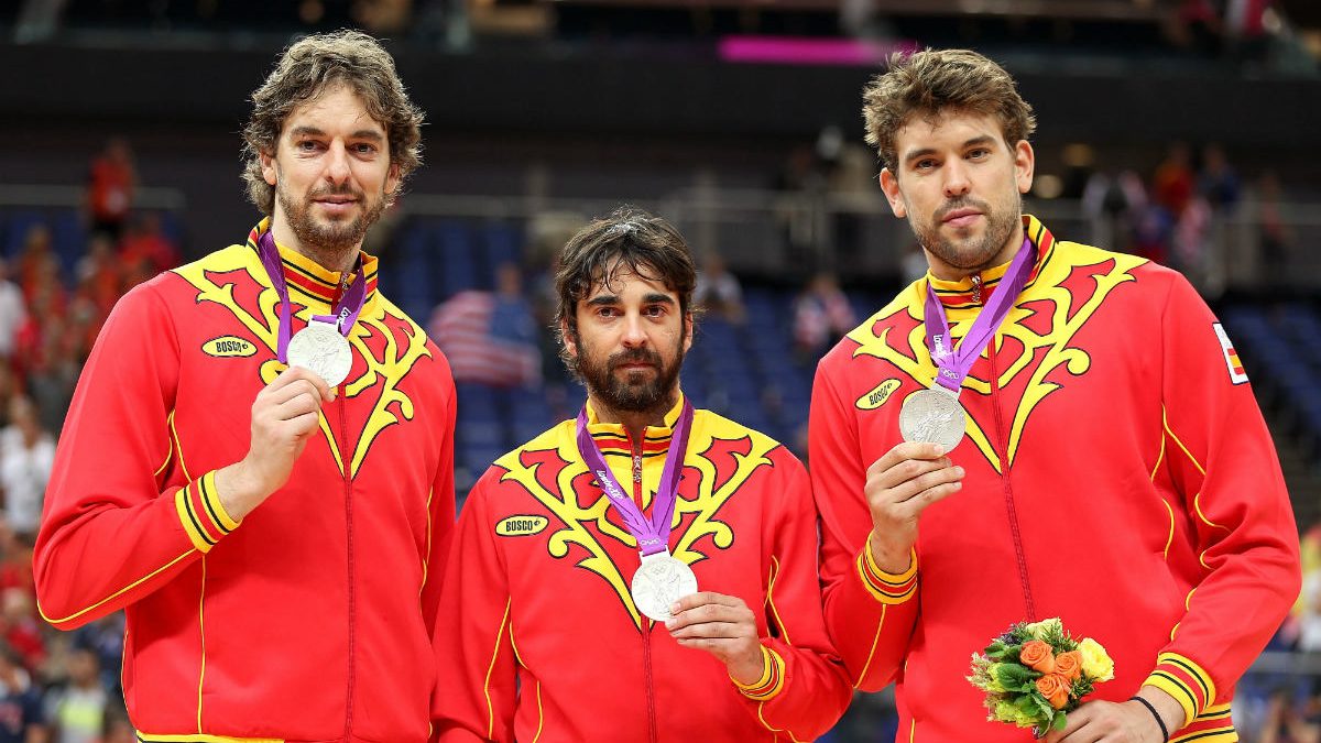 Navarro y los hermanos Gasol posan con la medalla de plata tras la final de Londres 2012 conseguida con España. (Getty)