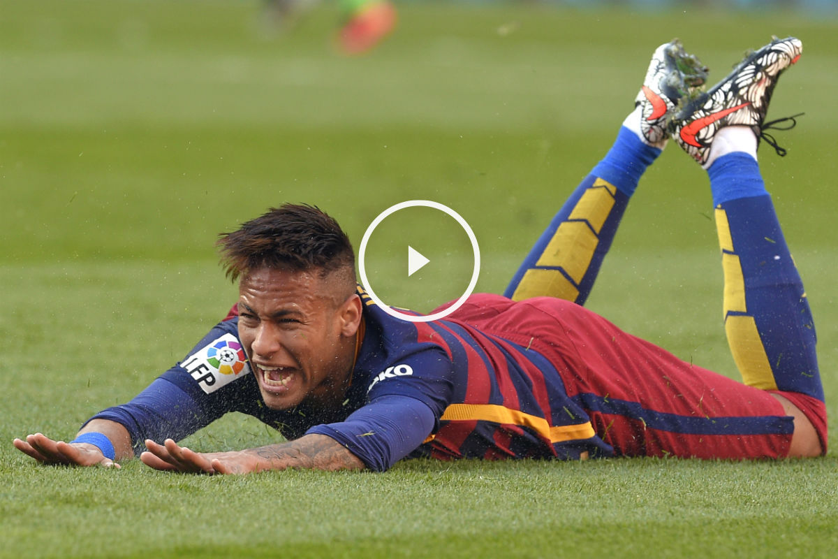 Neymar llora tumbado en el suelo tras exagerar una caída. (AFP)