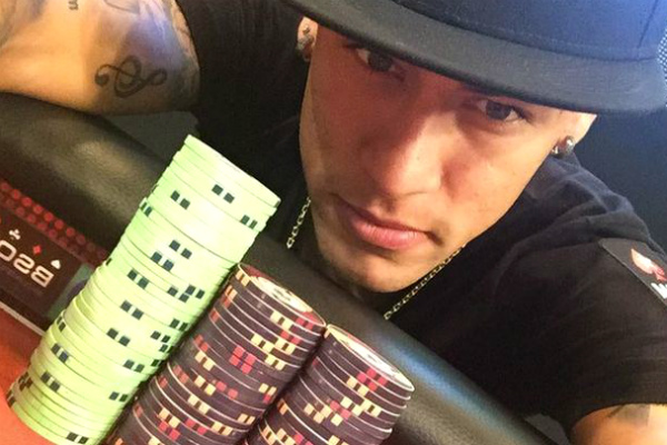 Neymar se fotografía en una partida de póker.