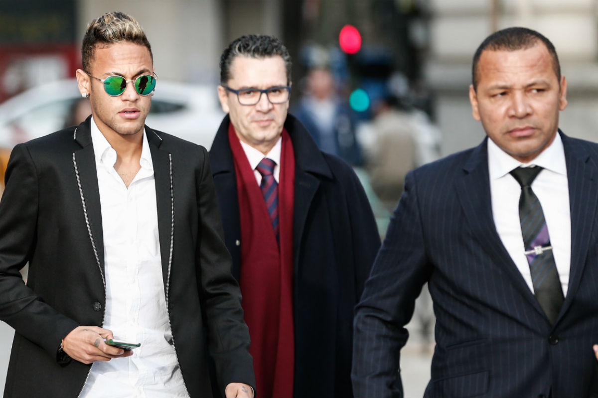 Neymar y padre, a la salida de los juzgados. (Getty)