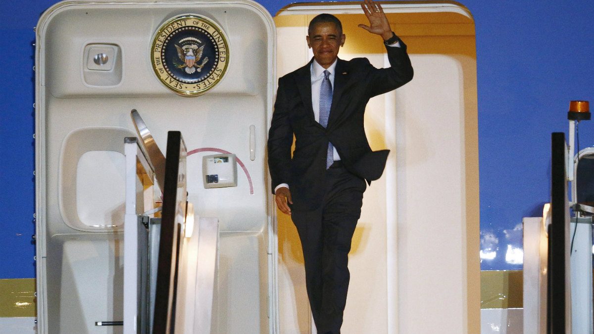 Barack Obama sale del Air Force One (Reuters)