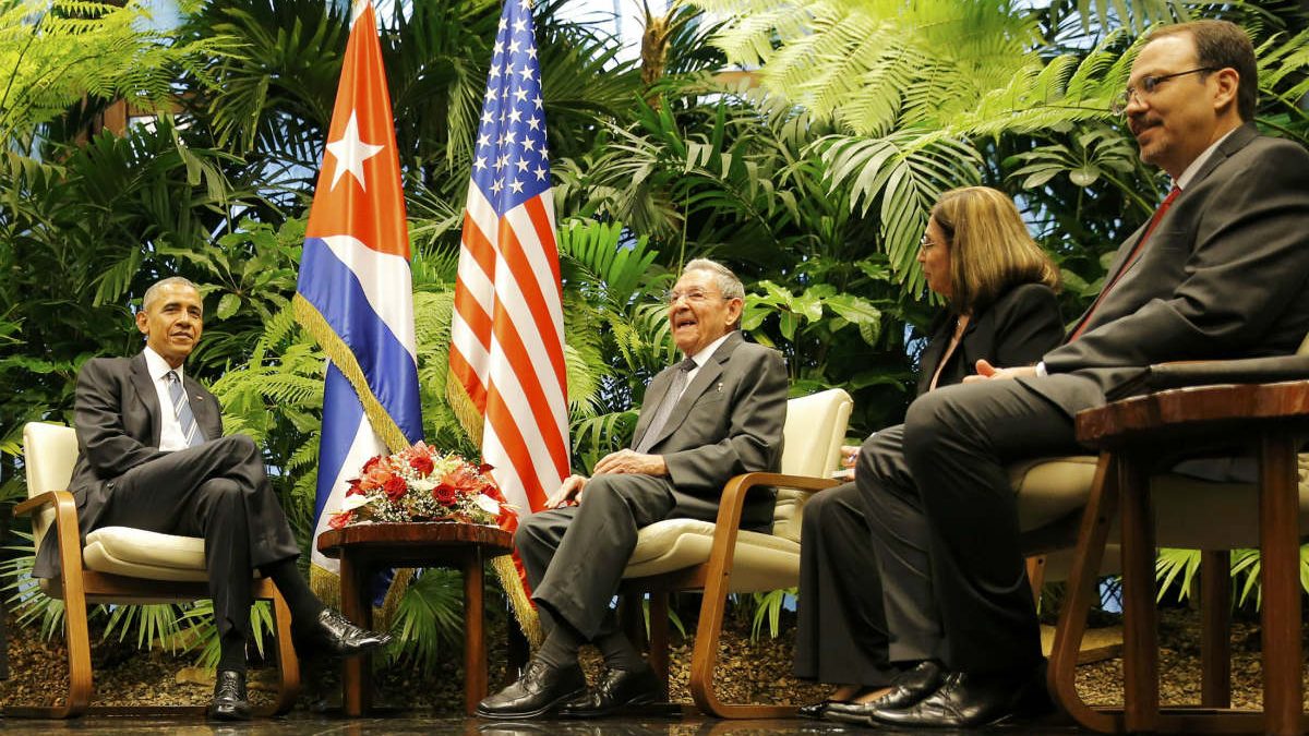 Alejandro Castro, a al derecha, durante la entrevista de Obama y su padre Raúl. (Reuters)