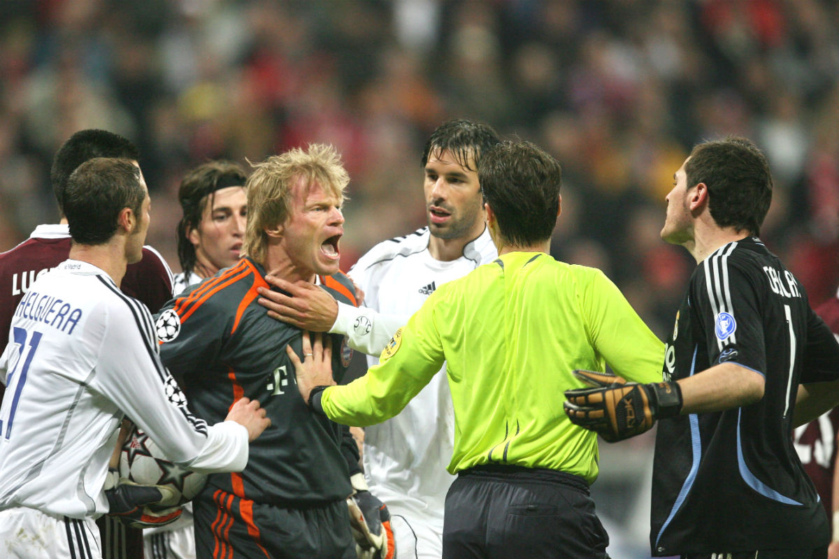 Kahn se encara con Casillas en un partido en el Bernabéu. (AFP)