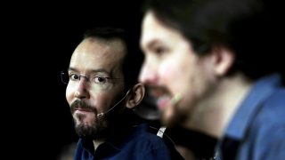 Pablo Echenique junto a su secretario general, Pablo Iglesias. (Foto: EFE)