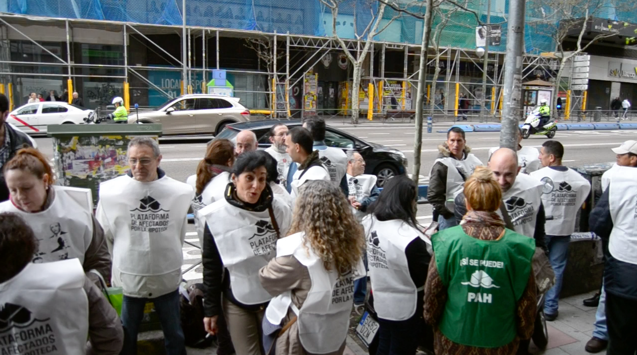 PAH Madrid a las puertas de Podemos, una sede que evitan señalizar. (Foto: OKDIARIO)