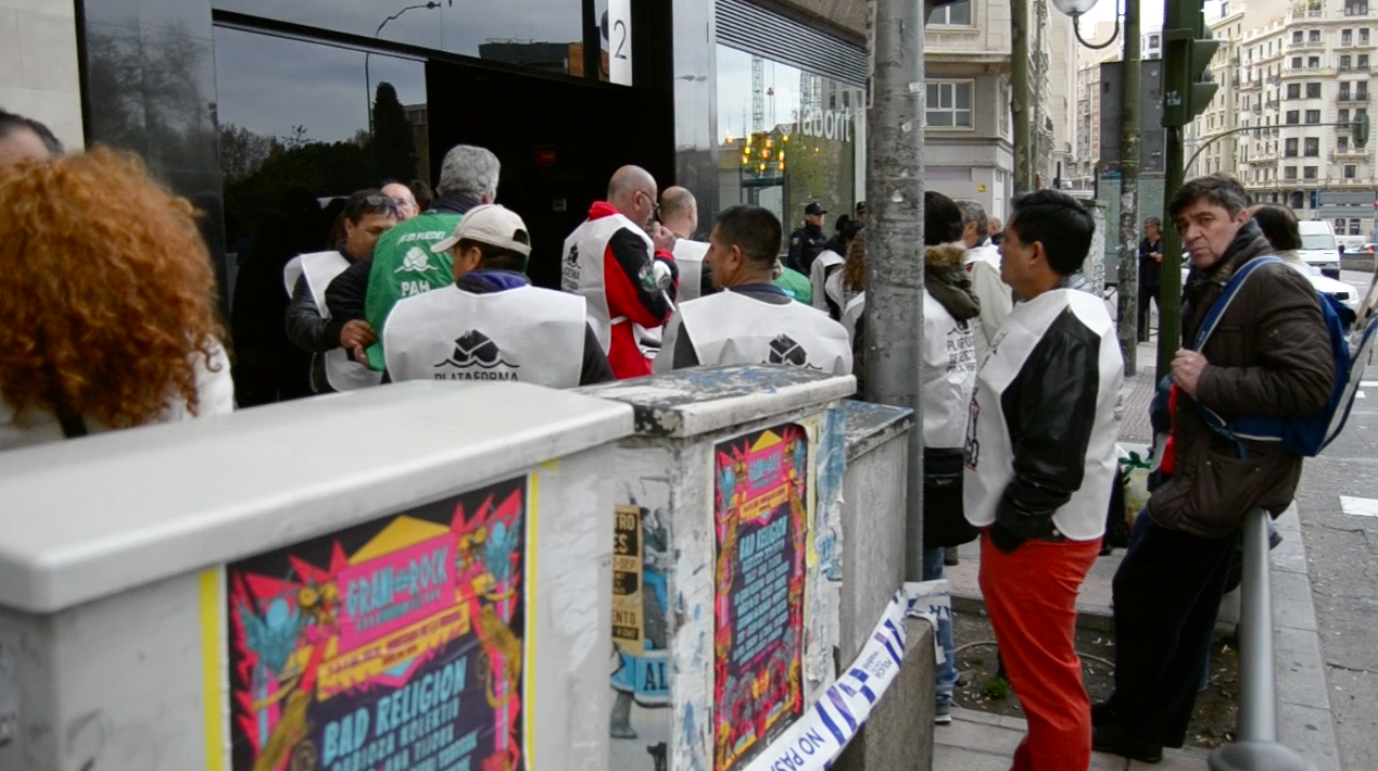 Los antidesahucios en la calle Princesa. (Foto: OKDIARIO)