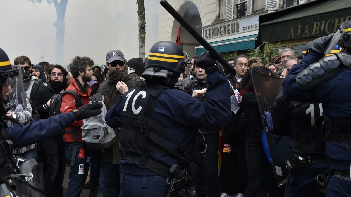 Enfrentamientos entre policías y manifestantes por la reforma laboral en París. (AFP)