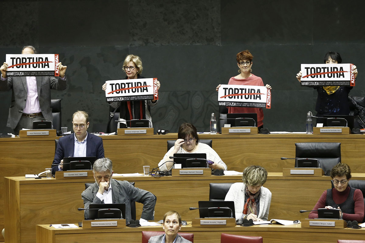 Diputados de Bildu interrumpen la intervención del PP en el Parlamento de Navarra. (Foto: EFE)