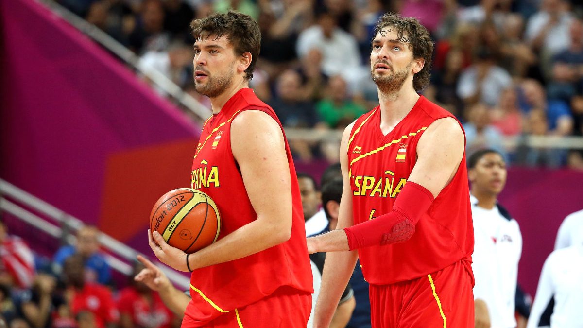 Pau y Marc Gasol, durante la final olímpica de baloncesto en Londres 2012. (Getty)