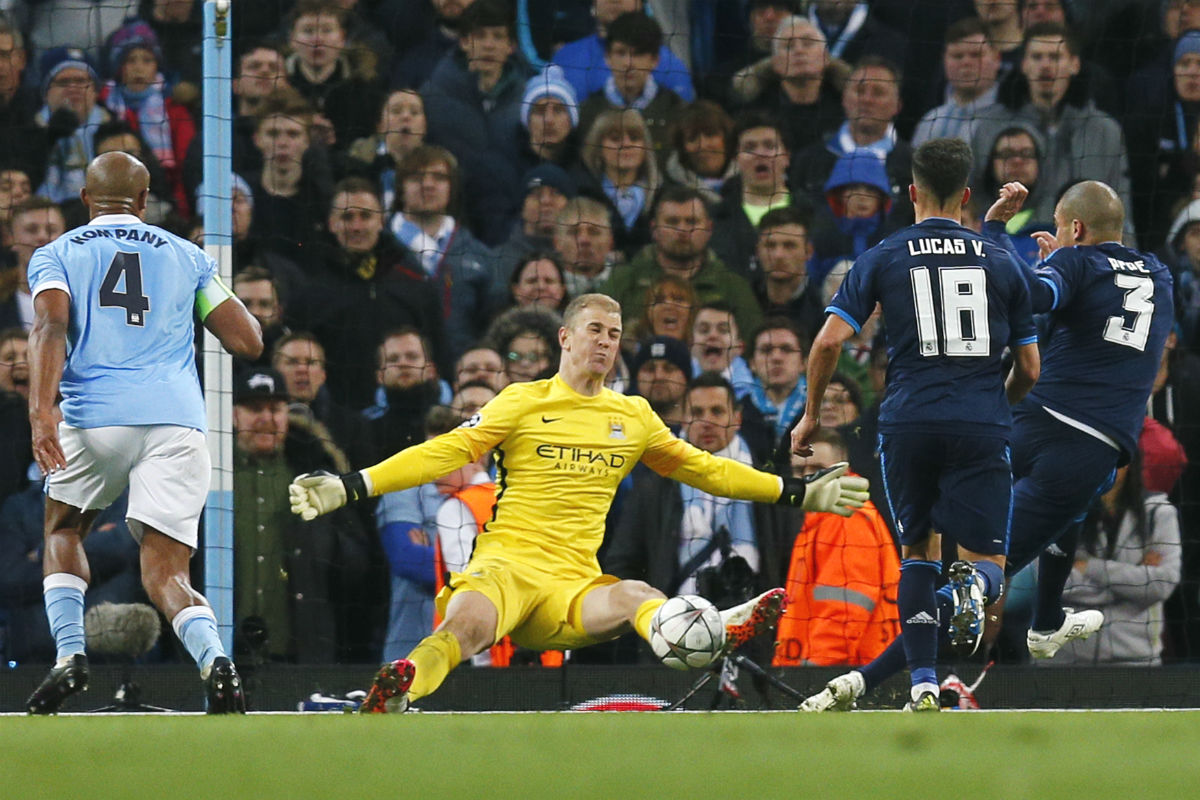 Hart salva un gol cantado de Pepe. (Reuters)