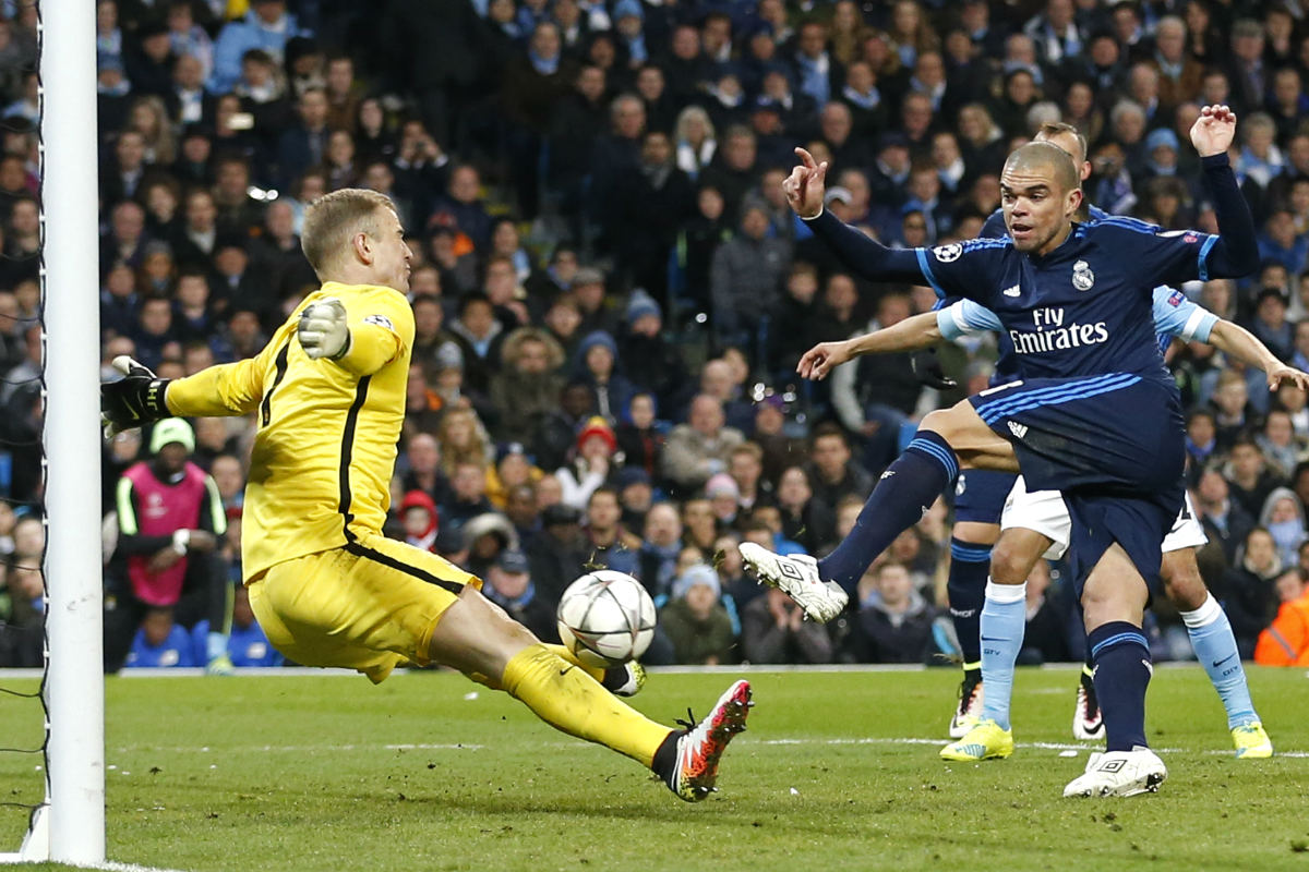 Pepe tuvo la ocasión más clara del Madrid en sus botas. (Reuters)