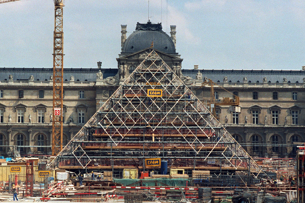 Museo-Louvre-pirámide-París